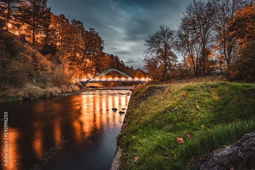 Fototapeta Naklejka Na Ścianę i Meble -  Most na rzece Wisła w mieście Wisła na Śląsku w Polsce, jesienią w nocy