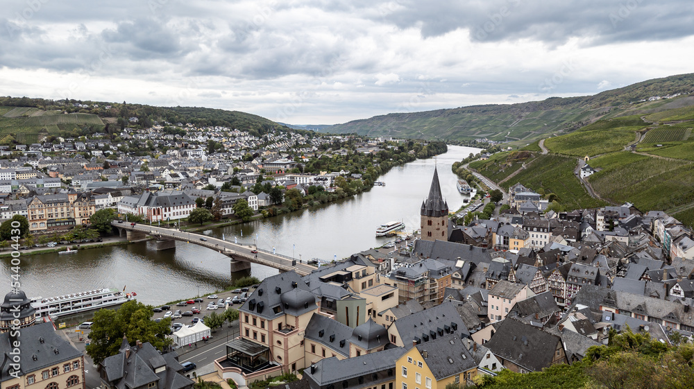 Φωτογραφία Landscape photo Vineyards with castle in Bernkastel on the Moselle in Rhineland-Palatinate, Germany
