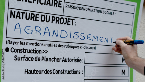 Agrandir sa maison, surélever d'un étage,  obtenir un permis. Déclarer un chantier, surrélever un pavillon, extension sur terrain, agrandissement, déclaration d'un bâtiment, permis de construire.  photo