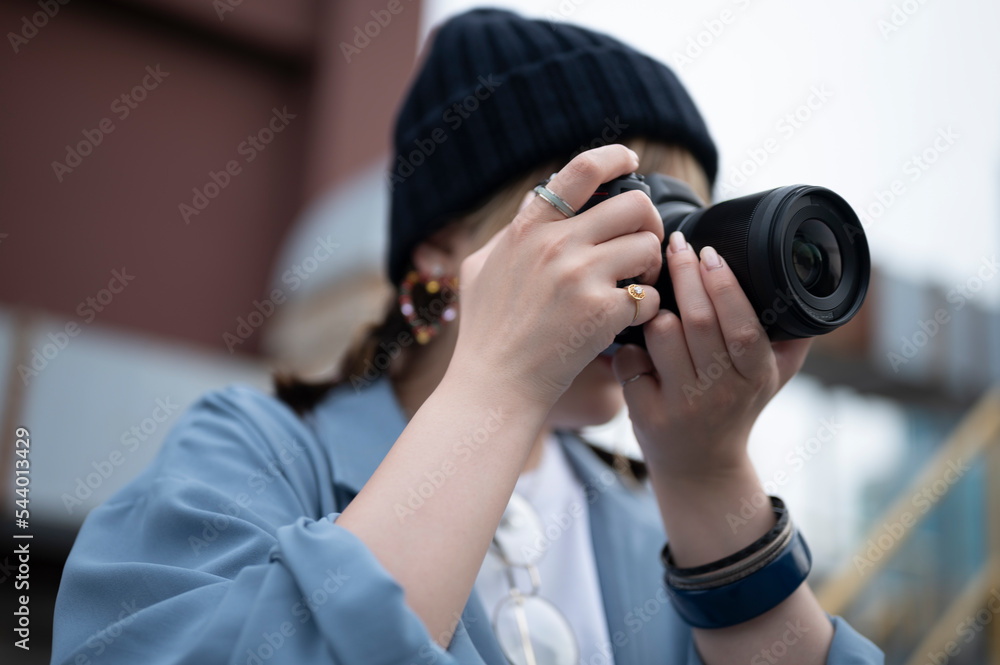 カメラを構えて写真を撮る女性カメラマン
カメラを構えて写真を撮る女性カメラマン