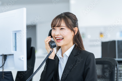 Plakat 働く若いビジネスウーマン（電話）