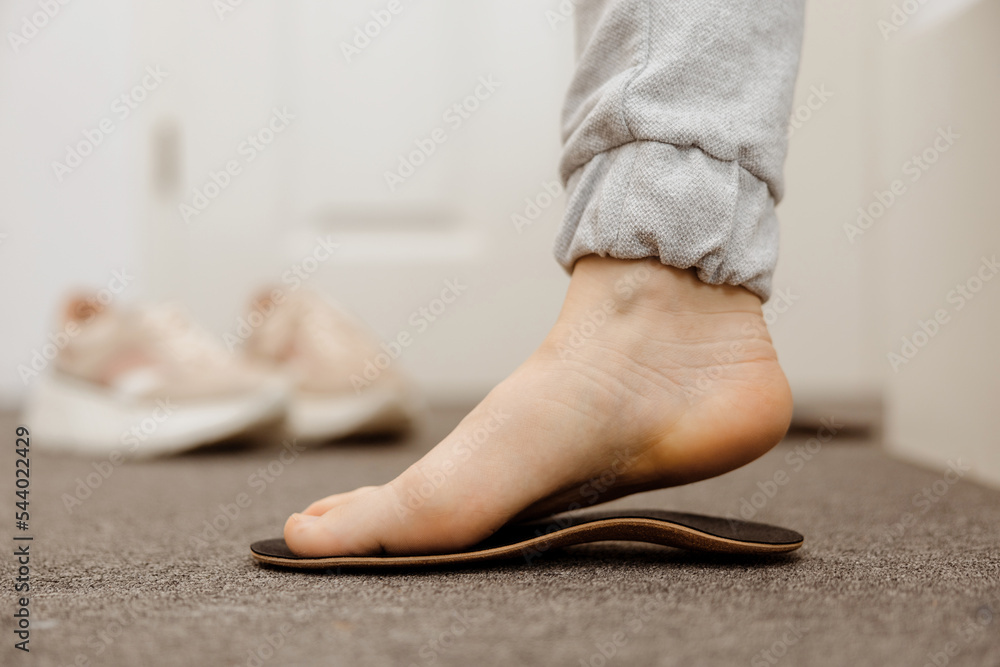 Foto Stock Flat feet diagnosis and orthotics, shoe inserts. Problems with  flatfoot, pain. Identification of flat foot. Treatment to plantar  fasciitis. Womans foot and insoles at home, close up view. | Adobe