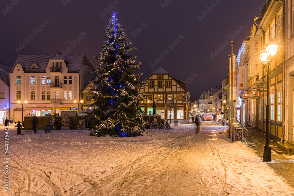 Fototapeta premium Marktplatz von Waren (Müritz) zur Weihnachtszeit