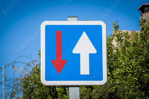 gros plan sur un panneau route prioritaire