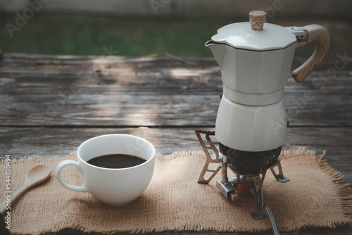 Foto Fresh black coffee and moka pot