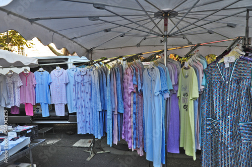 Il mercato di Arles, Provenza, Abbigliamento, tessuti e biancheria photo