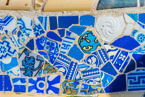 Mosaik-Kacheln im griechischen  Theater im Park Güell von Jujol in Barcelona 