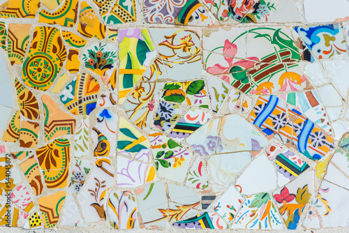 Mosaik-Kacheln im griechischen  Theater im Park Güell von Jujol in Barcelona 