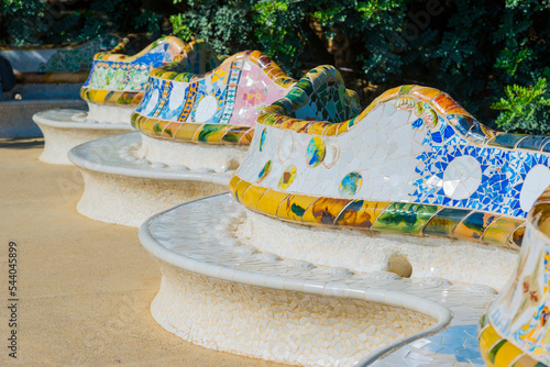 Mosaik-Kacheln im griechischen  Theater im Park Güell von Jujol in Barcelona 