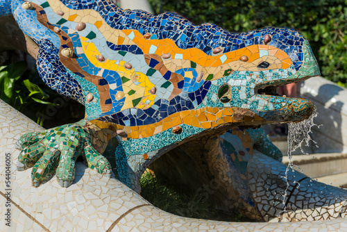 Salamander-Figur von Gaudi auf den Drachen-Treppen im Park Güell, Barcelona