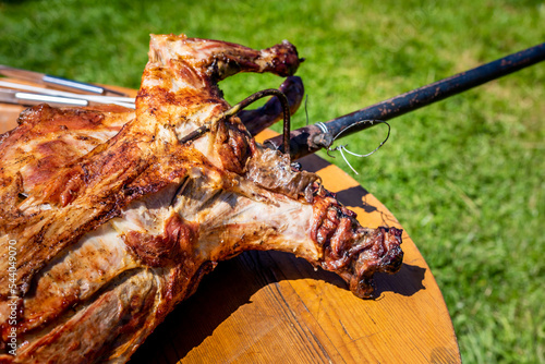 Obraz na plátně Cuisson du mouton à la broche, méchoui