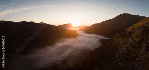 Watching the sunrise above the mist that forms between the mountains © Eduardo