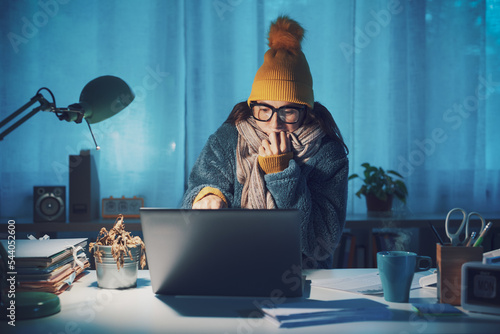 Fotografia Woman feeling cold at home in winter