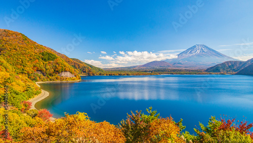 本栖湖から見る富士山 紅葉 秋 絶景