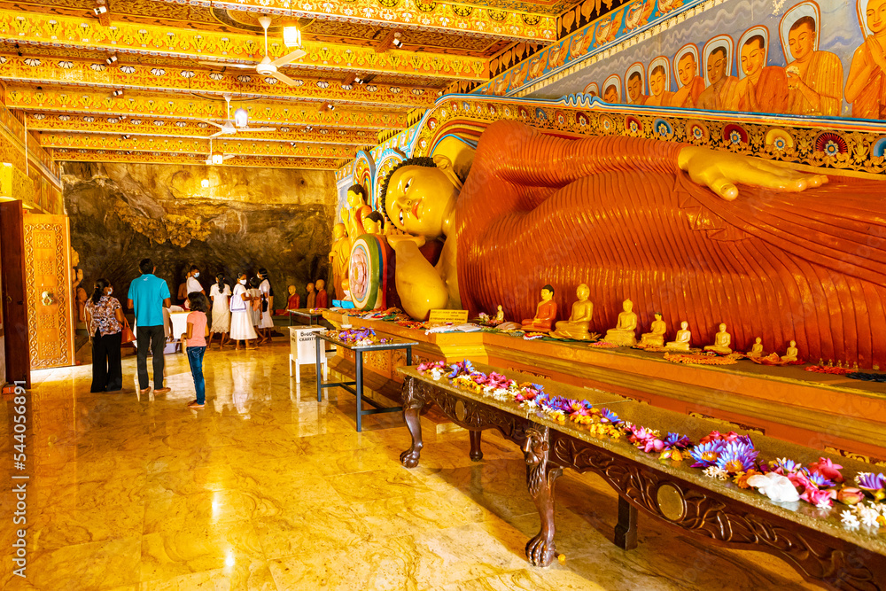 Φωτογραφία The image of the Buddha in full colour resides within the sacred temple of Isurumuniya