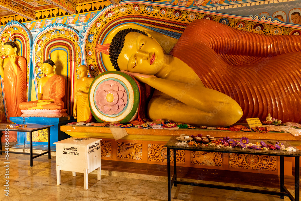 Φωτογραφία The image of the Buddha in full colour resides within the sacred temple of Isurumuniya