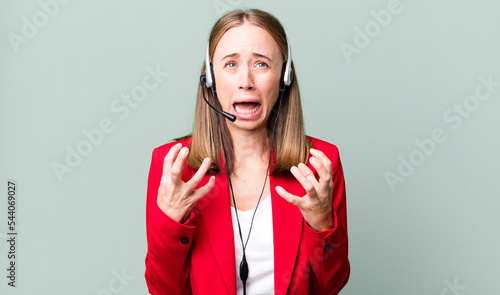 Fotografia looking desperate, frustrated and stressed. telemarketer concept