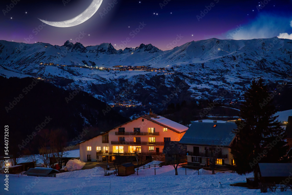 Fototapeta premium Chalet de montagne de nuit