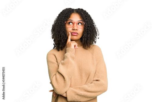 Canvas Print Young african american woman isolated contemplating, planning a strategy, thinking about the way of a business