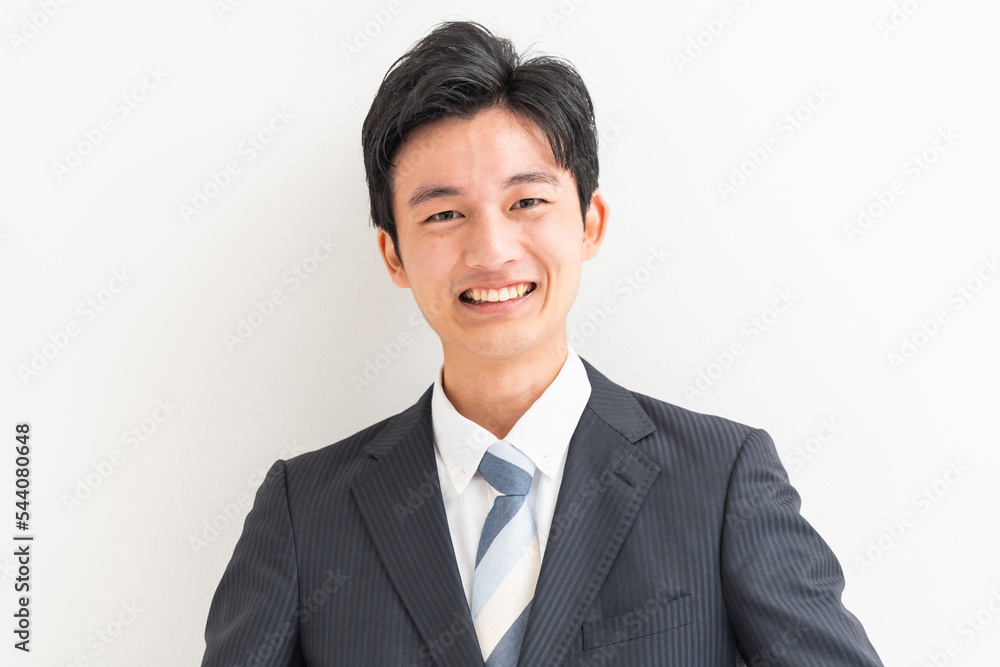 カメラ目線の若い日本人男性 カメラ目線の若い日本人男性