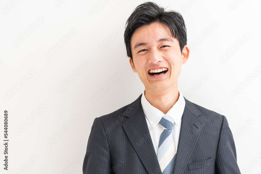 カメラ目線の若い日本人男性 カメラ目線の若い日本人男性