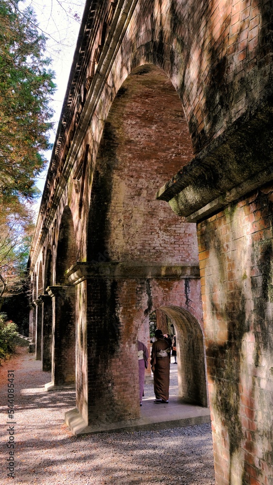 Naklejka premium 南禅寺，水路閣，絶景，秋，紅葉，名庭・文化財，京都，お寺, 風景, 旅行, 建築, 自然, 木,