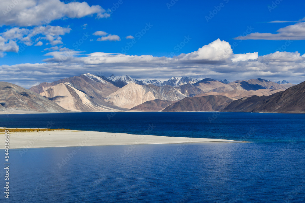 Obraz premium Pangong Tso or Pangong Lake is an endorheic lake spanning eastern Ladakh and West Tibet situated at an elevation of 4,225 m.