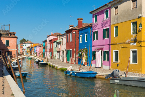 Case colorate lungo il canale all'isola di Burano, vicino a Venezia, Italia.