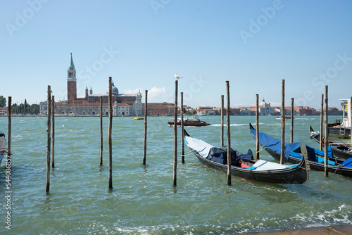 Gondole ormeggiate da pali di ormeggio in legno nel Canal Grande, Venezia, Italia