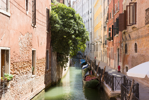 Canale panoramico con gondole e vecchia architettura in Venezia, Italia