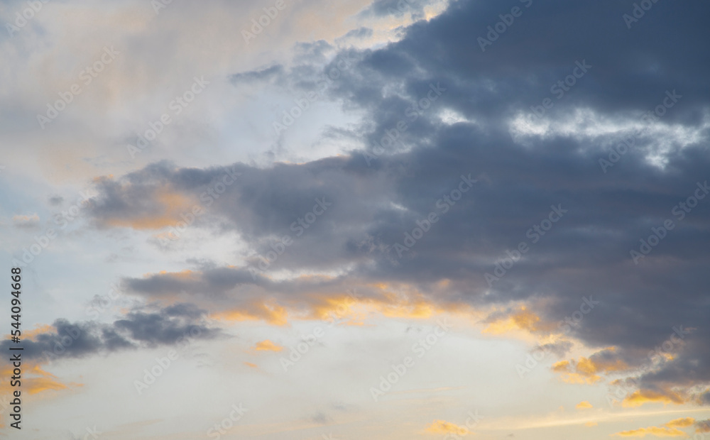 Obraz premium Sky with light and dark clouds at sunset