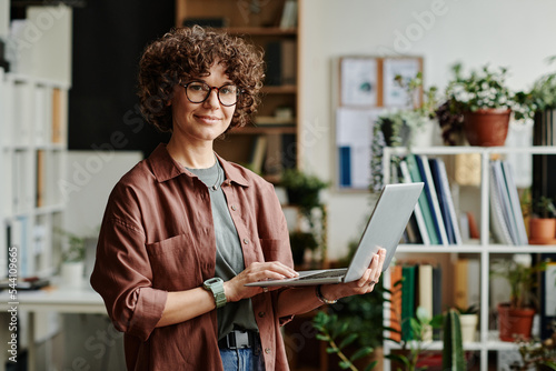 Canvas Print Young successful manager in casualwear standing in front of camera in coworking