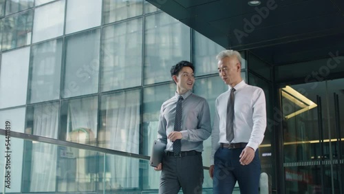 Confident business people walking in office building,4K