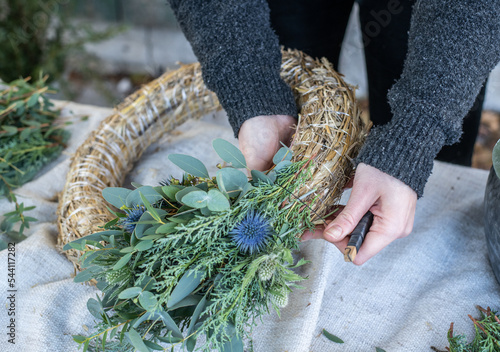 Wallpaper Mural Kranz binden mit Eukalyptus, Distel, Mimose und Zypresse, Adventskranz selber machen, moderne Dekoration für Weihnachten
 Torontodigital.ca