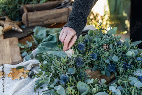 Kranz binden mit Eukalyptus, Distel, Mimose und Zypresse, Adventskranz selber machen, moderne Dekoration für Weihnachten
