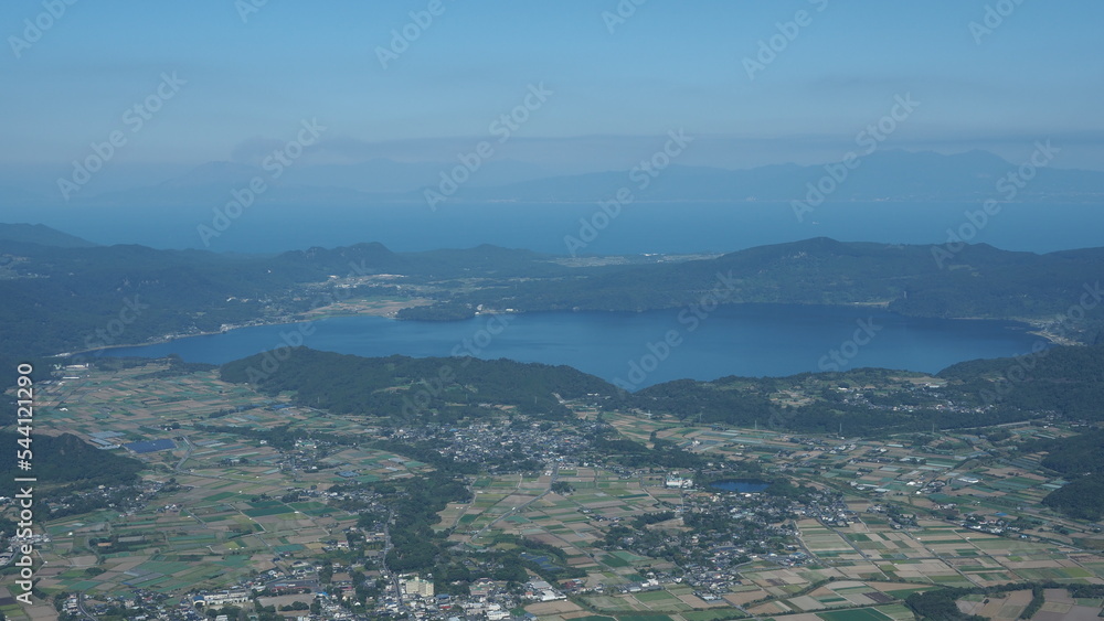 開聞岳山頂から池田湖と錦江湾・桜島の展望