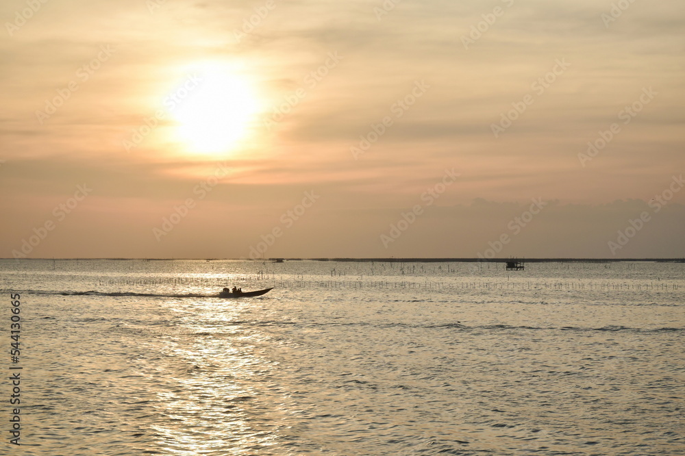 Fototapeta premium landscape of sea in sunset in Thailand