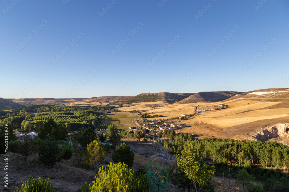 Vista del pueblo segoviano de Fuentidueña y sus alrededores. España.