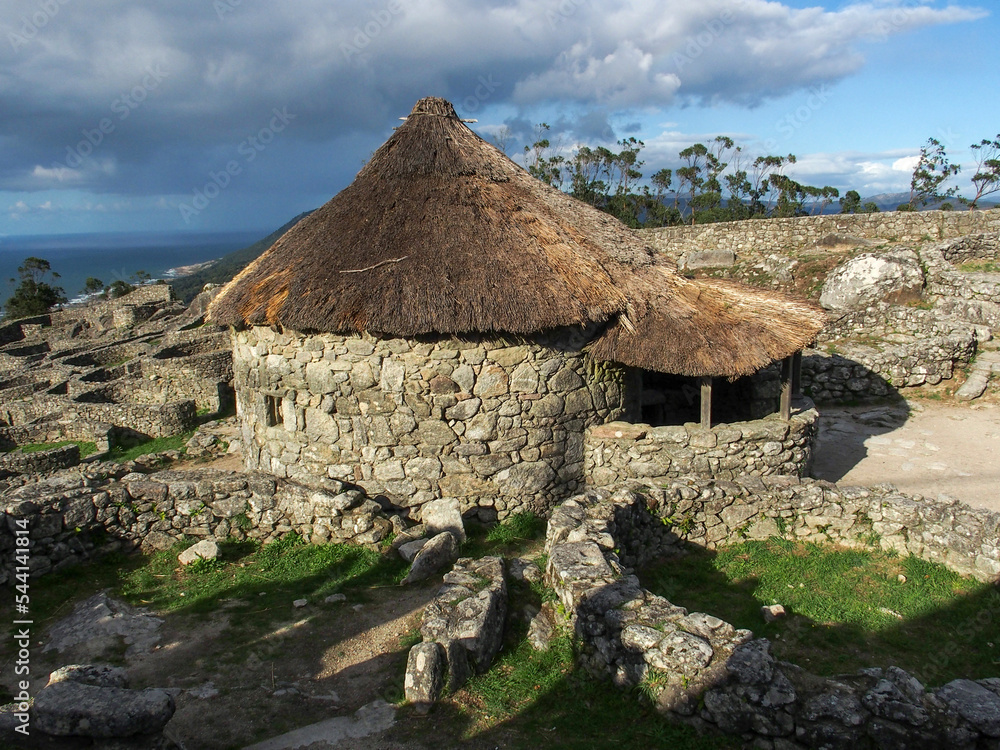 Reconstrucción de una cabaña circular castreña en la citania de Santa Trega. Galicia, España. Reconstrucción de una cabaña circular castreña en la citania de Santa Trega. Galicia, España.