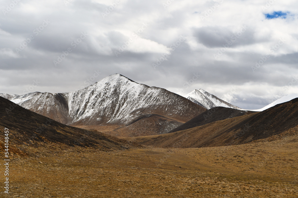 Pangong Tso to Tso Moriri route diverges from Chusul and leads to Kaksang La, Horala, and Mahe.
Kaksang La is a high mountain pass at an elevation of 5.436m (17834ft) above the sea level.