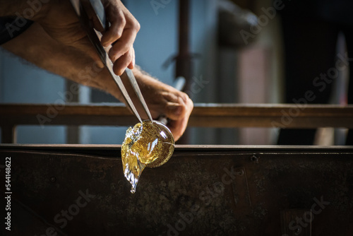 Travail du souffleur de verre à Murano en Italie