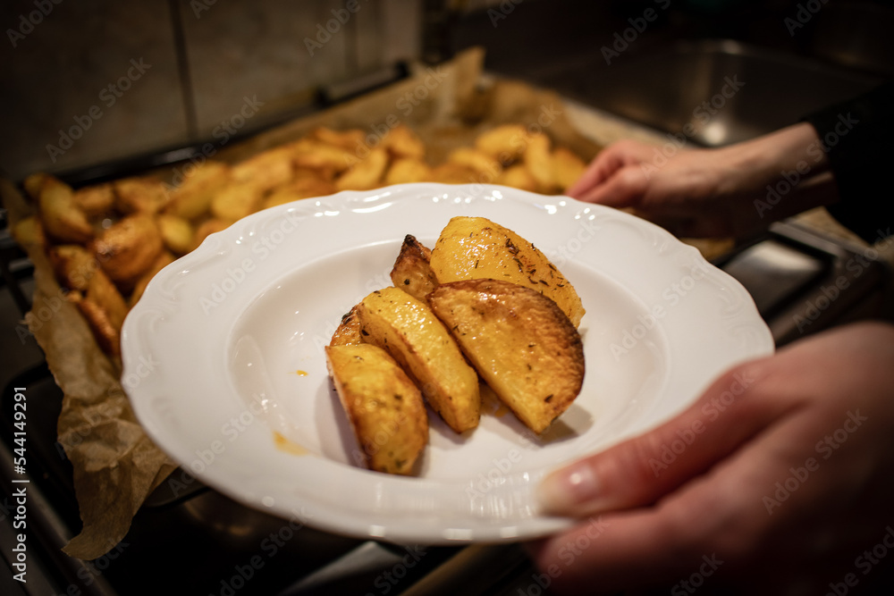 Pieczone ziemniaki na obiad, kolacje. Kartofle. Solanum tuberosum L.  - obrazy, fototapety, plakaty 