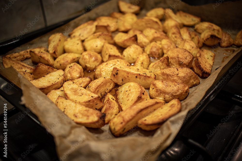Pieczone ziemniaki na obiad, kolacje. Kartofle. Solanum tuberosum L.  - obrazy, fototapety, plakaty 