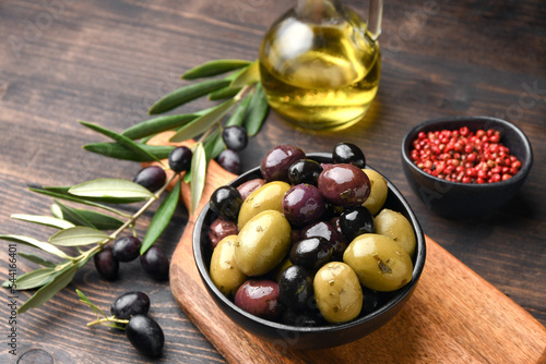 Bild auf Leinwand Mixed green olives and black olives with olive oil, healthy eating antioxidants