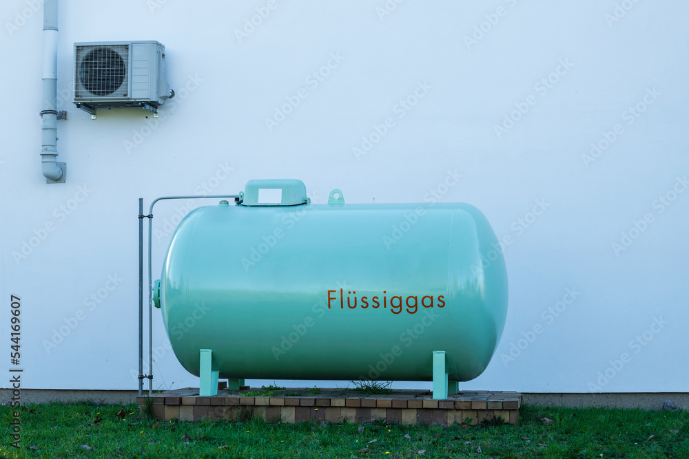 Ein kleiner Flüssiggastank an der Giebelseite eines Hauses