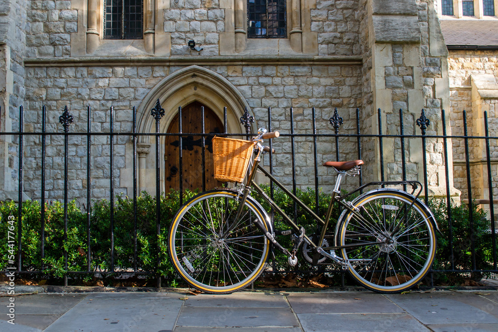 Bicicleta apoyada en una reja cerca de Notting Hill, Londres
