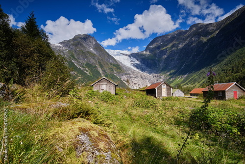 Norwegen, Landschaft mit Gletscher, Siedlung und Berge