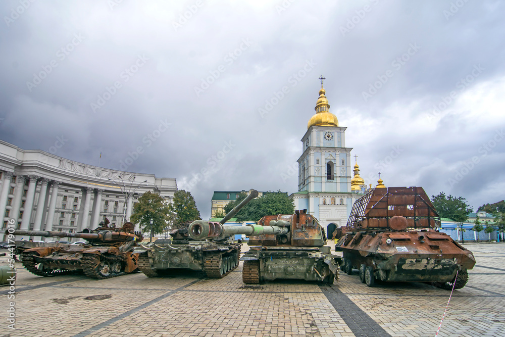 Obraz na płótnie Wraki rosyjskich wozów bojowych w Kijowie w salonie
