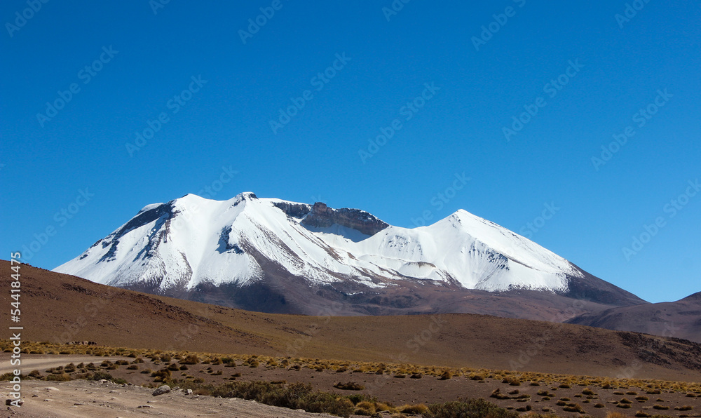 Montanhas nevadas no altiplano andino.
