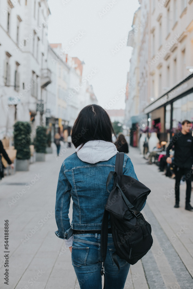 Naklejka premium female tourist walks around the city